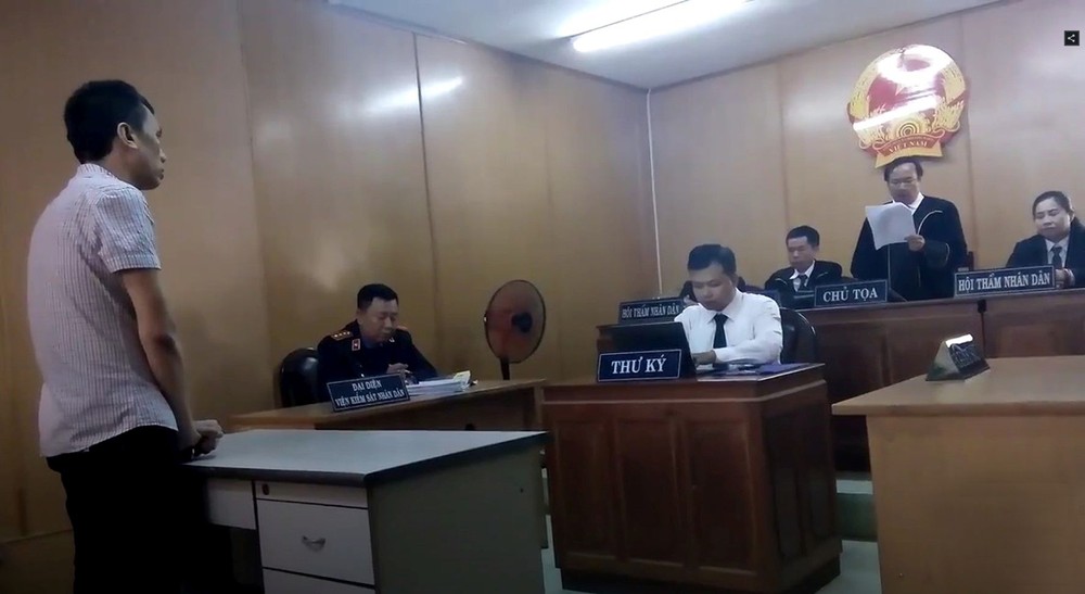 涉間諜案出庭受審的被告人阮黃揚(左一)。(圖源:視頻截圖)