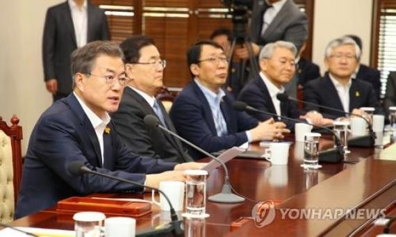 4月16日下午,在青瓦台,韓國總統文在寅(左一)在首席秘書和助理會議上發言。(圖源:韓聯社)