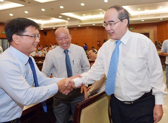 市委書記阮善仁與代表交談。(圖源:越勇)