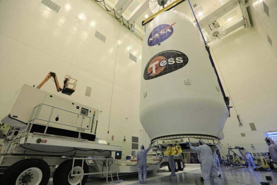 在肯尼迪宇航中心的“苔絲”探測衛星。（圖源：NASA）