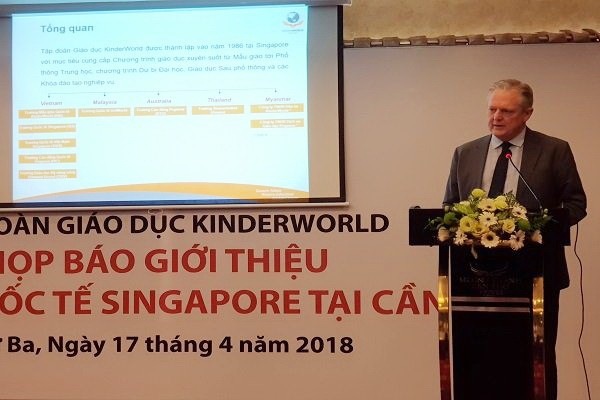 新加坡KinderWorld教育集團教育經理Peter Baker在新聞發佈會上發表演講。(圖源:中正)