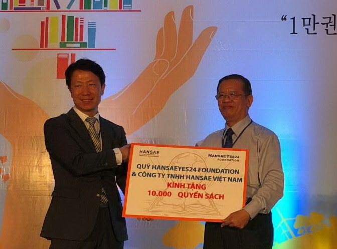 “一萬本書 百萬愛心”贈送書籍儀式。