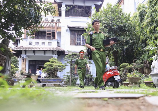 兩名穿著公安制服的幹部與一名人民檢察院代表已坐上停在門口等候編號80B-4887的藍牌汽車離開。(圖源:Vnexpress)