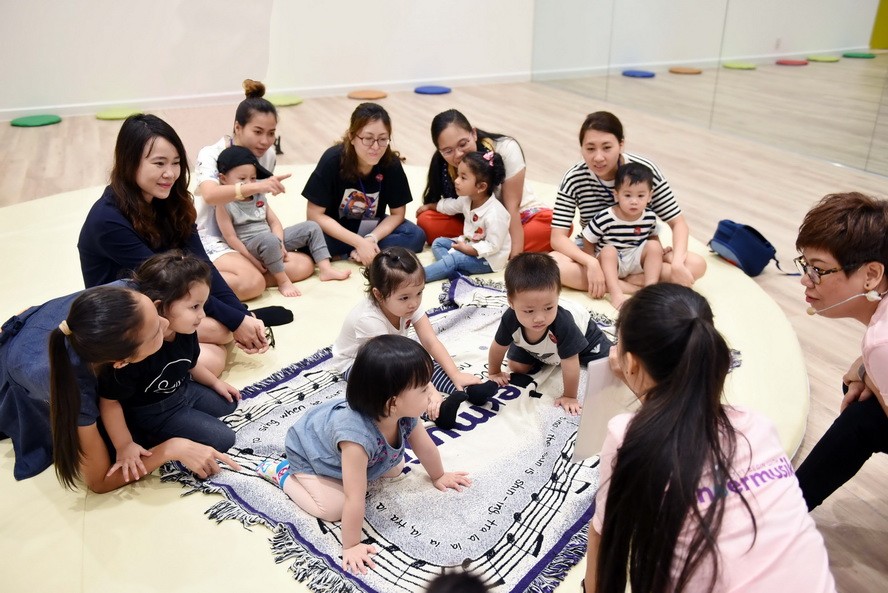 孩子在父母的陪伴下上音樂課。
