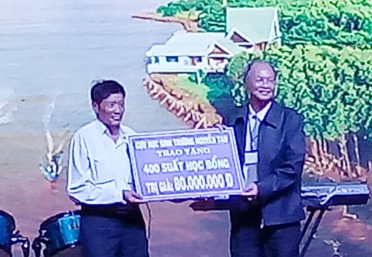 校友會現場樂捐助學金。