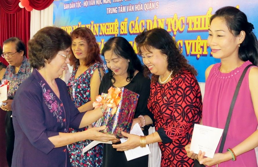 優秀文藝工作者獲獎勵。