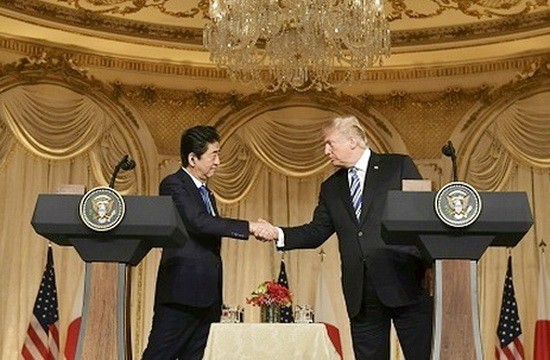 18日,美國總統特朗普(右)和日本首相安倍晉三在於棕櫚灘舉行的聯合記者會上握手。(圖源:新華網)