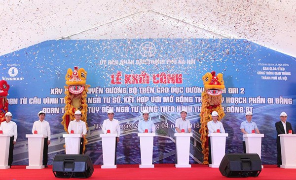 河內市領導與投資商在動工儀式上按鈕啟動該工程項目。(圖源:英俊)