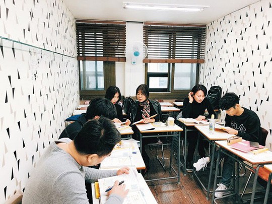 韓國掀起越語熱。圖為韓國首爾某一公司的文員在學習越語。（圖源：CHOSUN ILBO）
