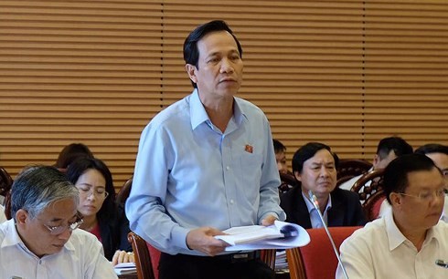 勞動與榮軍社會部長陶玉容在會議上闡述準備上呈黨中央七中全會審議社會保險的初步提案。(圖源:VOV)