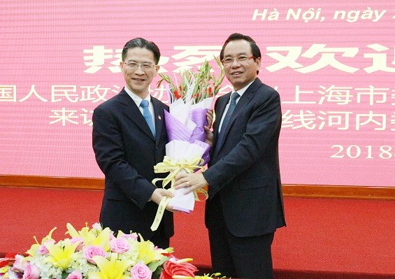 河內市越南祖國陣線委員會主席 武鴻慶(右)接見中國全國政協常委周漢民。(圖源:賢芳)
