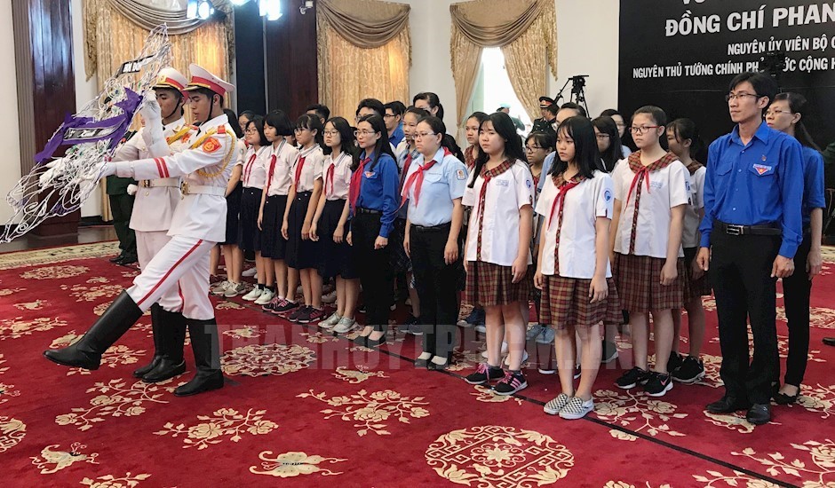 本市某一學生團在統一會場參加潘伯伯弔唁儀式。(圖源:市黨部新聞網)
