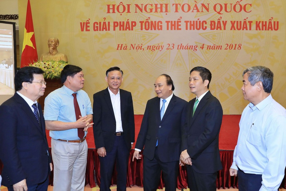 政府總理阮春福與各代表交談。(圖源:統一)