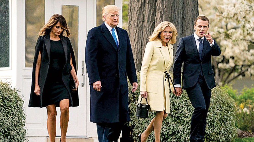 特朗普夫婦（左一及二）陪同馬克龍夫婦參觀白宮。（圖源：互聯網）