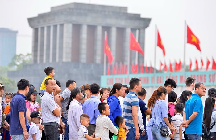 全國各地民眾前往巴亭廣場排隊以晉謁胡志明主席遺跡區。（圖源：VOV）