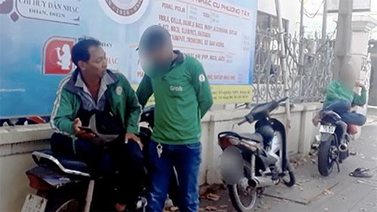 阿龍指引手下宰客招數。