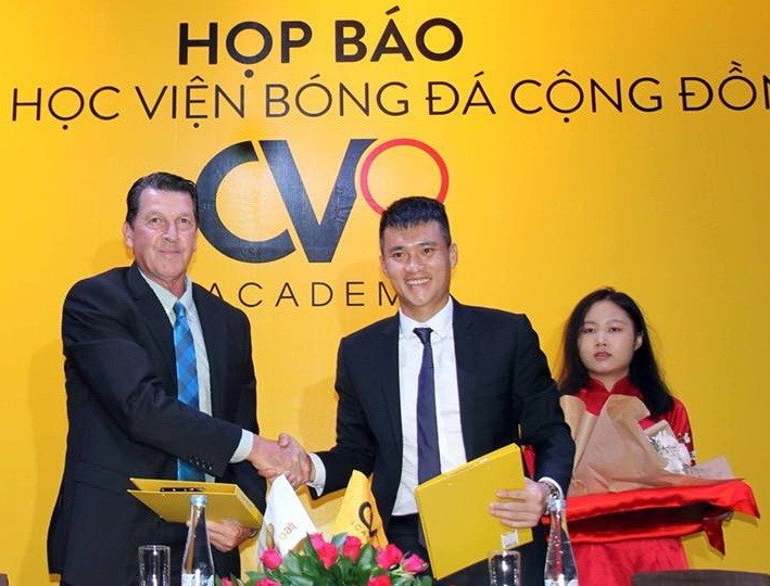 原國家足球選手隊隊長黎功榮與原澳大利亞國家選手隊馬歇爾索珀加盟出席CV9社群足球學院成立新聞發佈會。（圖源：N.K）