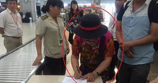 吉碑機場的航空港務就此事件對這名女乘客作筆錄。（圖源：Vitalk視頻截圖）
