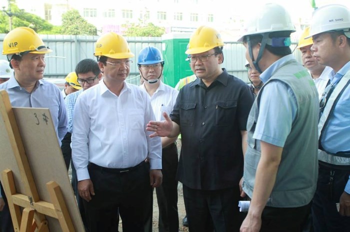 市委書記黃忠海(前左三)視察河內都市地鐵北慈廉郡候車站-河內車站段項目施工進度。(圖源:HNM)