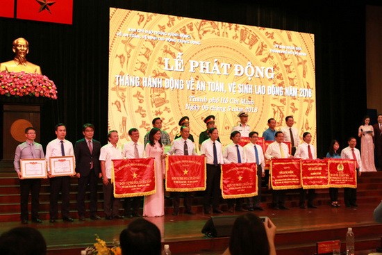 越南勞動總聯團向取得出色成績的集體和個人頒贈競賽錦旗及獎狀。(圖源:白藤)