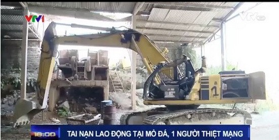 該起勞動事故現場，挖掘機的駕駛艙被坍塌的石頭壓碎，導致挖掘機駕駛員裴春海當場死亡。（圖源：VTv視頻截圖）