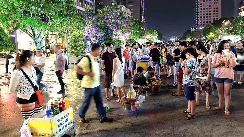 阮惠步行街上的肩挑小販一瞥。（圖源：互聯網）