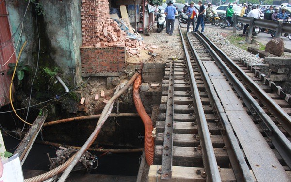 三輪車遭火車碰撞掉進水渠的事發地點。（圖源：志慧）