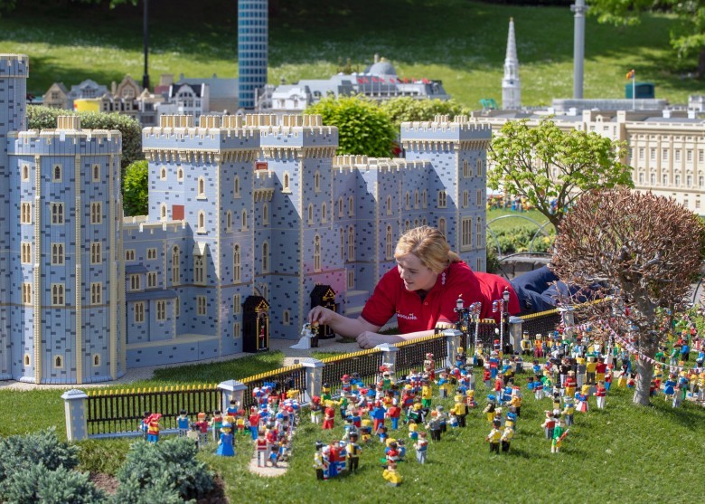 英國溫莎的樂高樂園(Legoland)以近6萬塊積木,砌出哈利大婚的場景,讓民眾“先睹為快”。(圖源:AP)