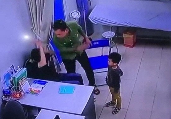 河內聖保羅醫院醫生在診室內被病人家屬毆打(視頻截圖)。