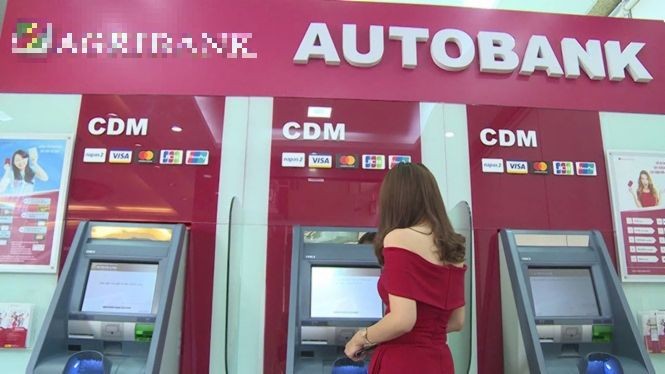 國家銀行最近指導各家商業銀行當前暫時不調升櫃員機內部提款費。(示意圖源:互聯網)
