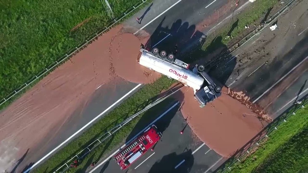 波蘭油罐車側翻 12 噸巧克力灑地成“河”。(圖源:互聯網)