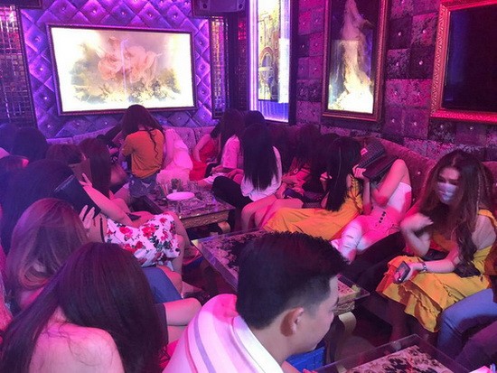 當場發現數十名女服務員穿著性感正在貴賓室陪客人一起飲食、唱歌。（圖源：興元）