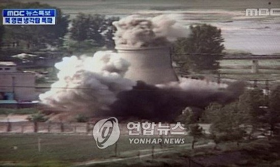 韓MBC電視台新聞節目2008年6月播出的寧邊冷卻塔爆破現場畫面截圖。(圖源:韓聯社)