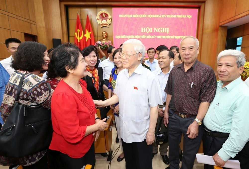 阮富仲總書記與選民交談。(圖源:智勇)