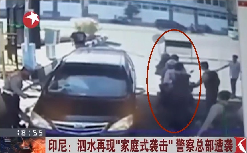 監控視頻錄下的該起“家庭式襲擊”引爆前一剎那的圖像。(圖源:監控視頻截圖)