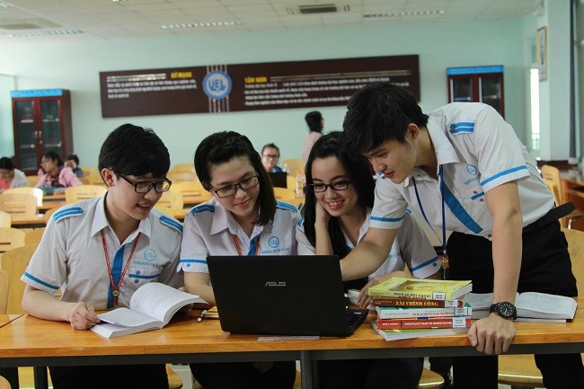 大學生們正在研究第四次工業革命課題。