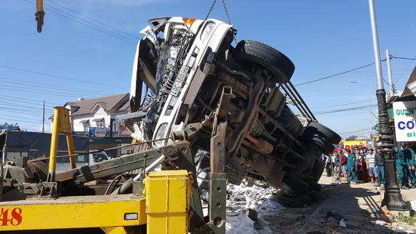 警方安排吊車把肇事的重型卡車吊離現場。（圖源：視頻截圖）