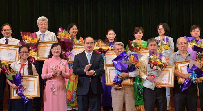 市委書記阮善仁與市人民議會主席阮氏決心向各代表頒獎。（圖源：越勇）