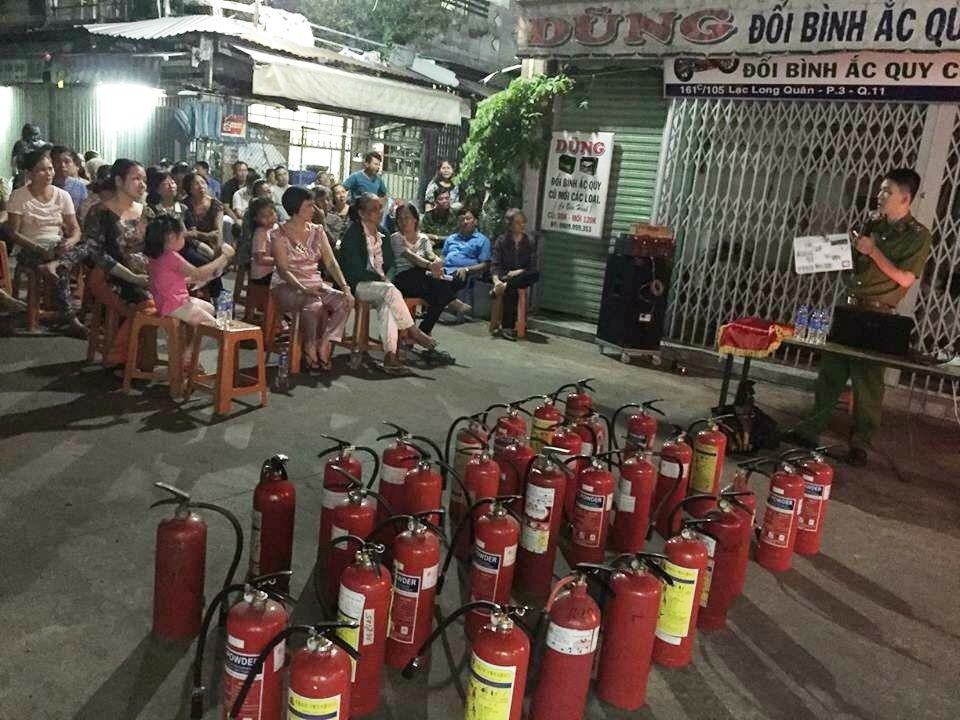 消防警察向第十一郡第三坊婦女會講解的品種、用途、擺放與使用。