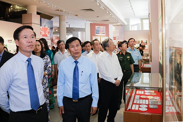 中央宣教部長武文賞(前左)與參會代表們一同參觀此次展覽。(圖源:順阮)