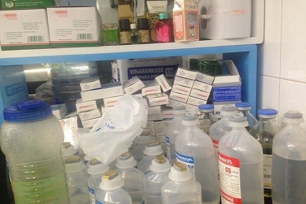 檢查團查獲Chang BB & Clinic美容單位的許多無發票、無原產地藥物及醫療用品。