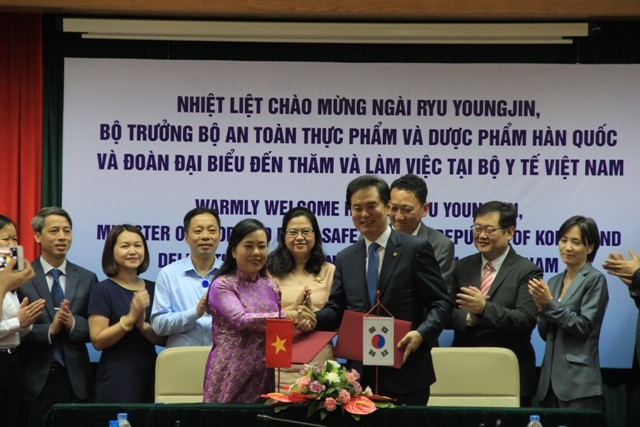 衛生部長阮氏金進（前左）與韓國食品藥品安全部部長Ryu Young-jin簽署合作備忘錄。（圖源：阮顯）