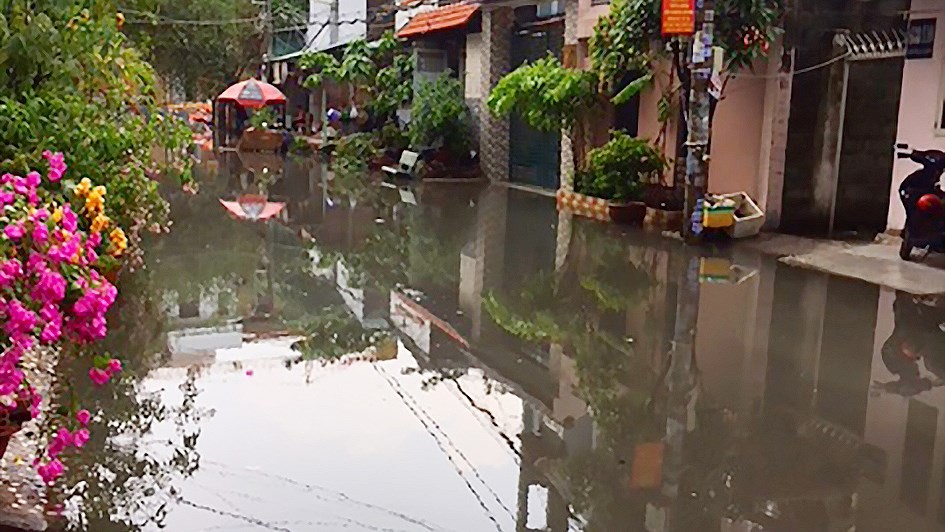 舊邑郡第十五坊黎德壽街688號小巷居民區雨後成澤國。