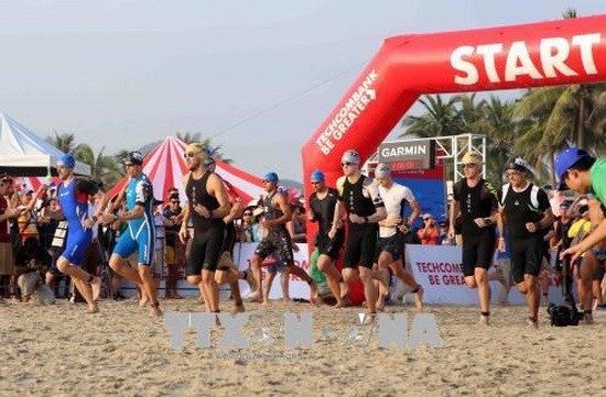 運動員參加跑步21公里賽項。
