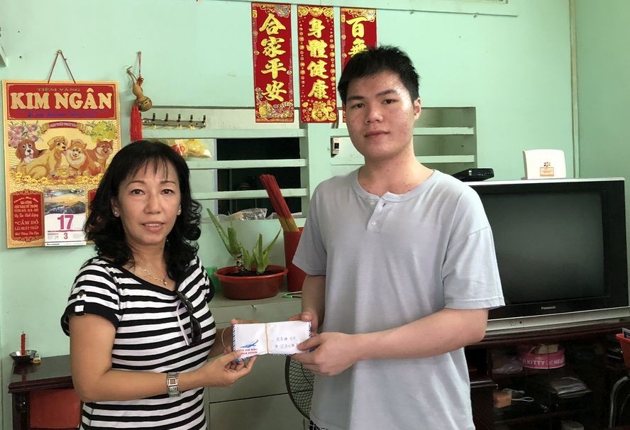 陳艷麗主任將善款轉交給周善輝同學。