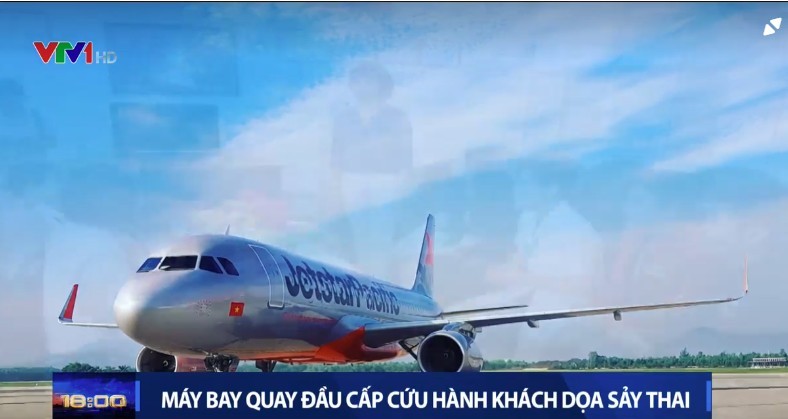 捷星航空公司的BL581班機折返為外籍孕婦乘客急救。(圖源:VTV視頻截圖)