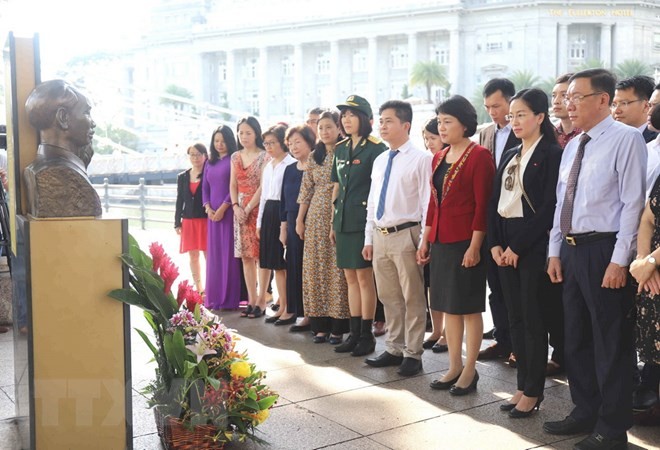 越南駐新加坡大使曹氏清香以及當地越南人社群在亞洲文明博物館公園胡志明主席塑像誠摯地敬上花圈。(圖源:越通社)