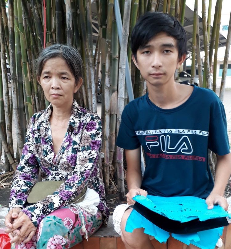 陳氏娟帶著兒子到報社求助。