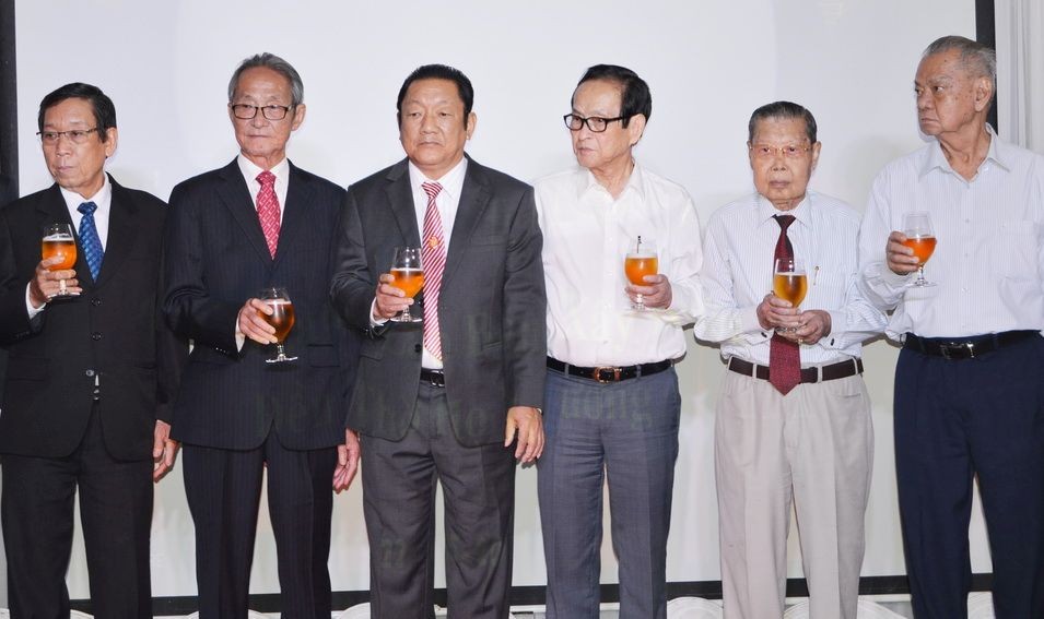 籌建委員會向宗親及嘉賓敬酒。