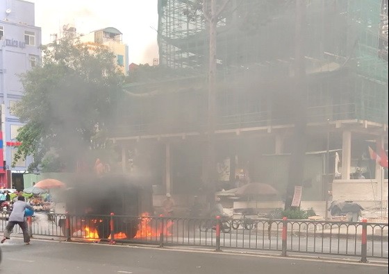 當駛至距離黎鴻鋒街約數十米時，該卡車突然燃燒起來，火勢越燒越猛。（圖源：丹元）